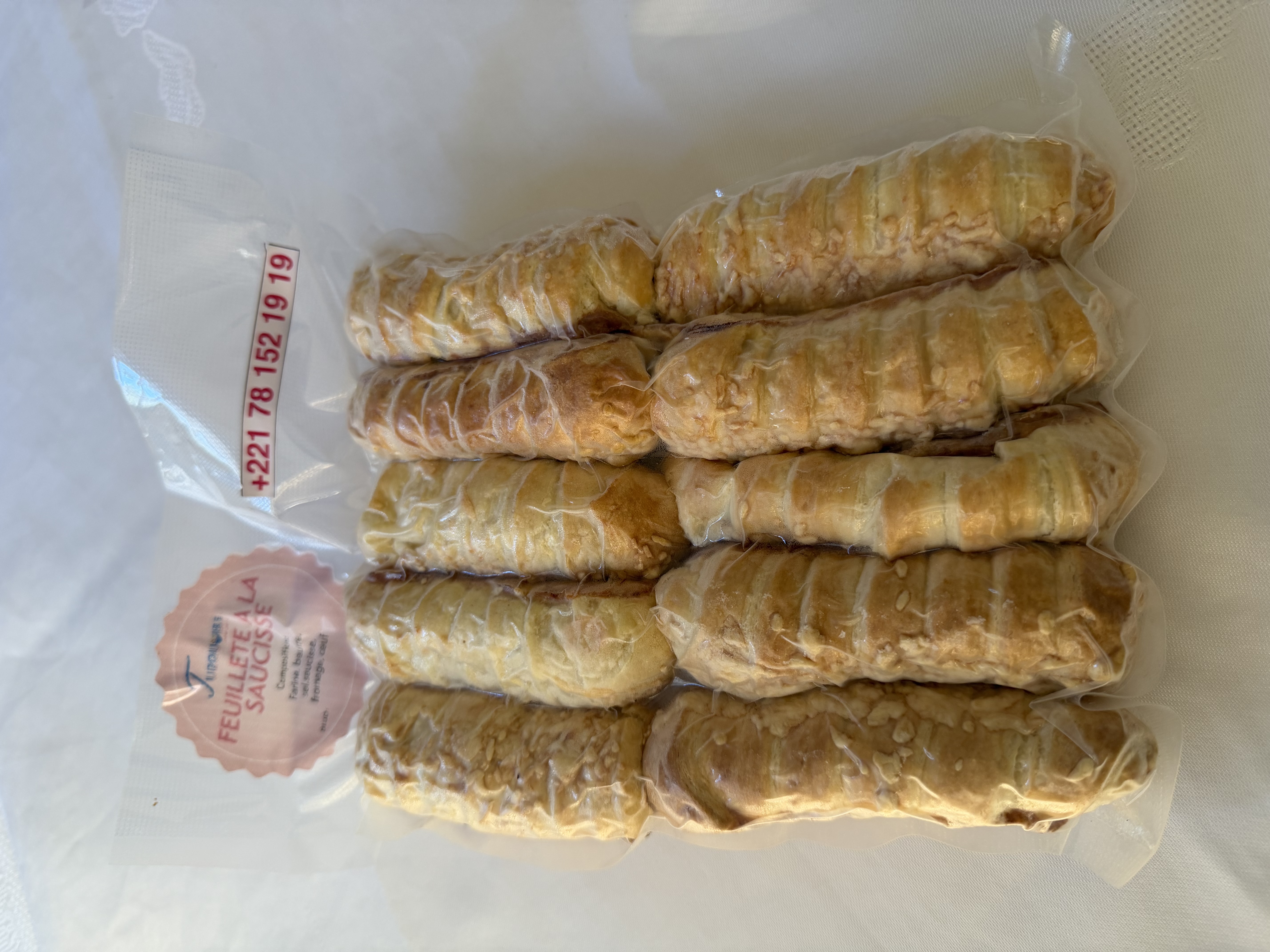 FEUILLETE A LA SAUCISSE EN SURGELES